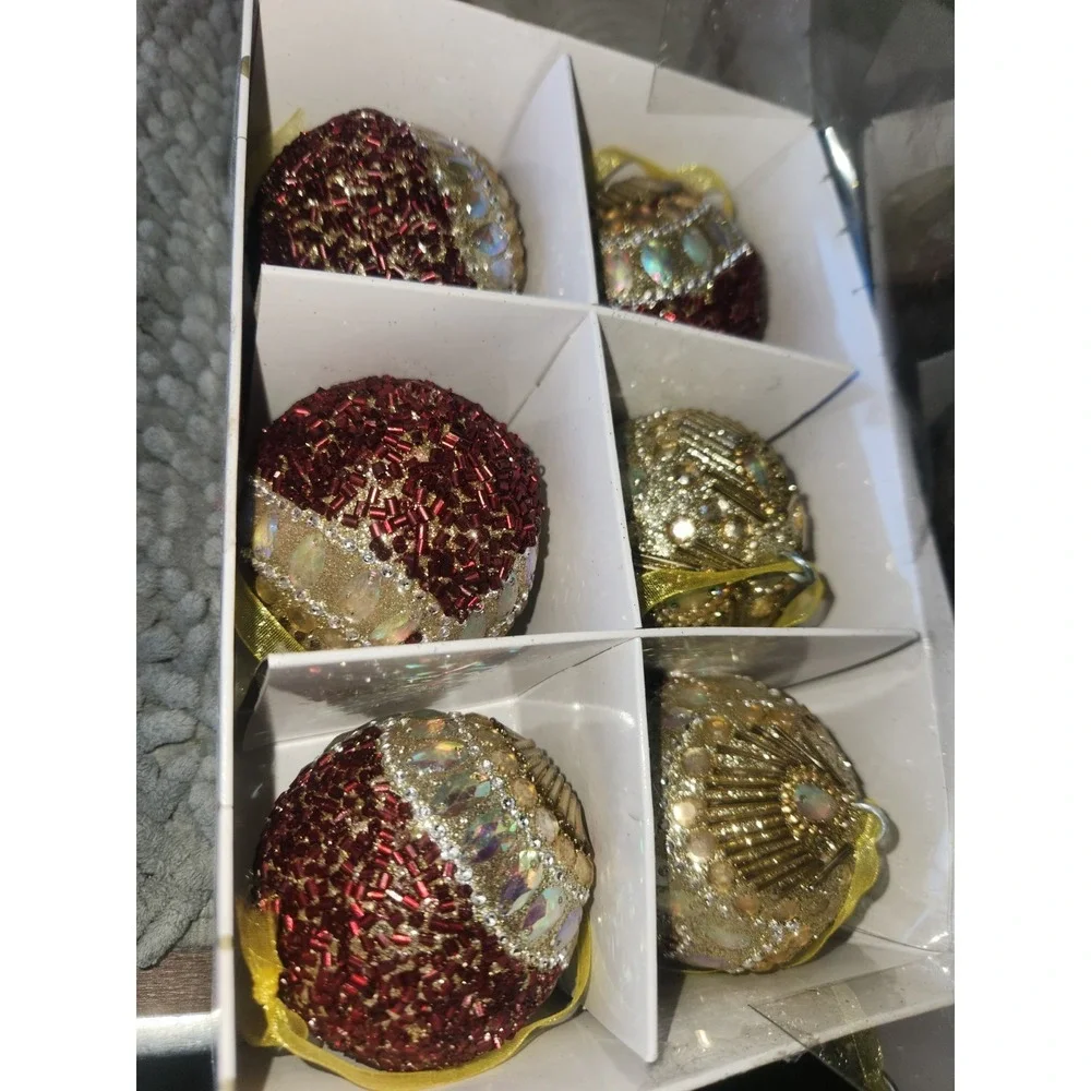 BE MERRY Set of 6 Beaded Ornaments Handcrafted in India Gold/Red~NEW IN BOX